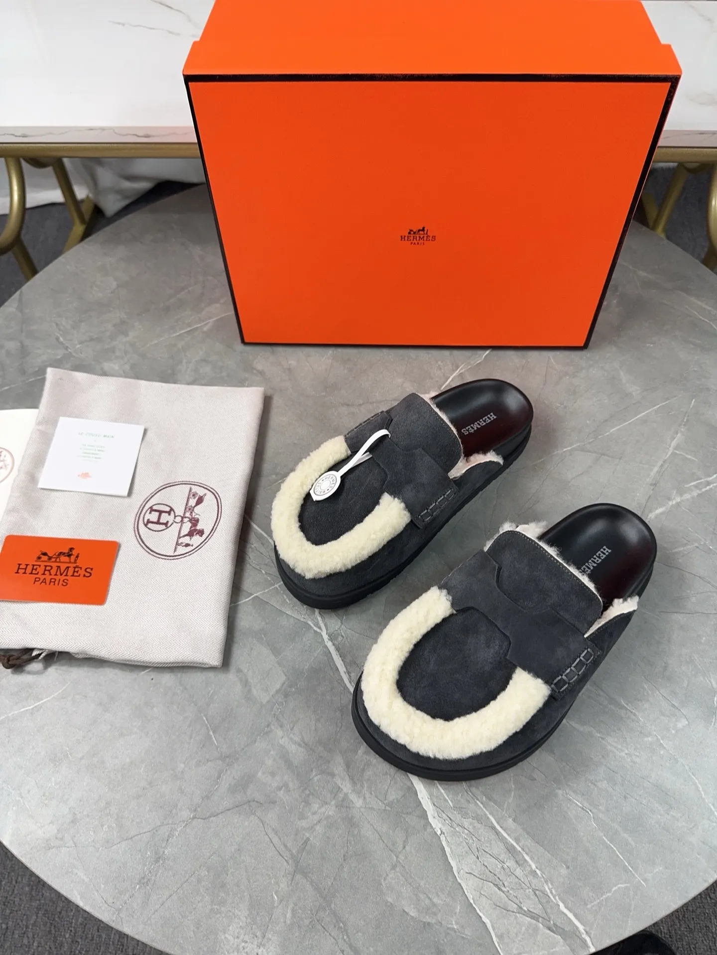 p460🐮🐮HERMES Birkenstock Mules🍬 Spring and summer really need versatile slippers. They have a casual and high-end feel, and the comfort is also great. The large toe design adds a playful feel, and the slip-on design is convenient and practical to wear. 🌷Upper: original high mercerized cow velvet 🌷Inner lining: wool 🌷Outsole: original TPU water platform + rubber film combination 🌷Number of sizes: women's size 35-40 (40-41 -42 is not returnable) men's size: 38-45 (45 is not returnable)